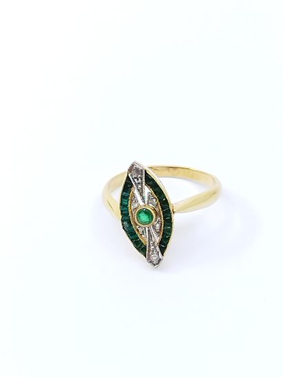 
BAGUE marquise or jaune 750° rehaussée de...