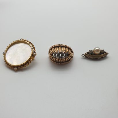 Lot de débris d'or comprenant :

- broche...