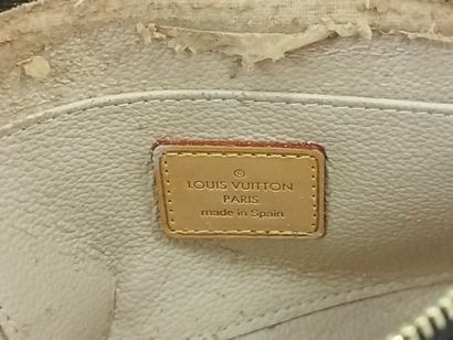 LOUIS VUITTON 

Trousse de toilette en toile...