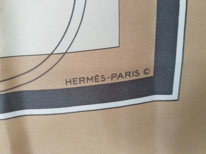 HERMES

Foulard de couleur marron et ocre,...