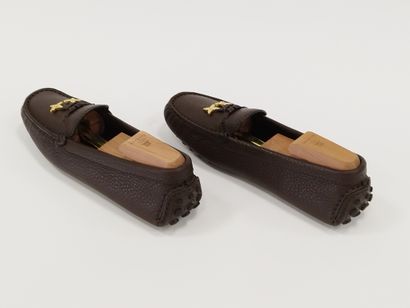 LOUIS VUITTON 

Paire de mocassins en cuir...