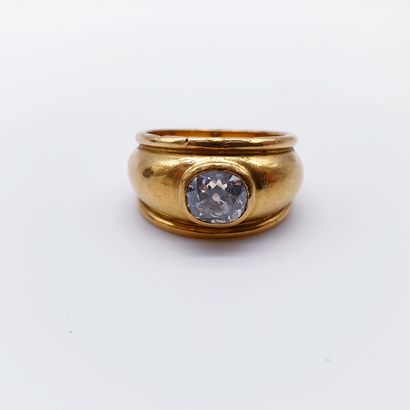 
BAGUE en or jaune 750° ornée d'un diamant...