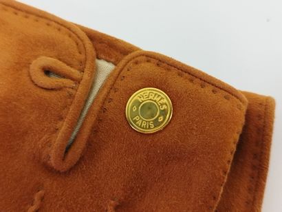 HERMES

Paire de gants en daim marron, boutons...