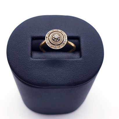 
BAGUE en or deux tons 750°, plateau circulaire...