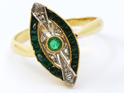 
BAGUE marquise or jaune 750° rehaussée de...