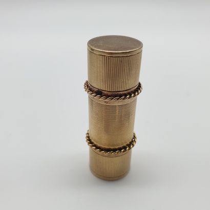Gold and silver lipstick holder 

Gross weight...
