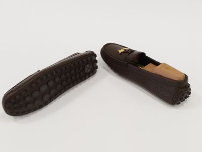 LOUIS VUITTON 

Paire de mocassins en cuir...
