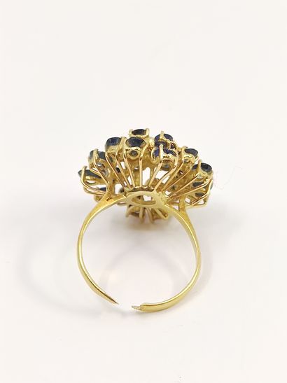 BAGUE fleur en or jaune 750 sertie de saphirs...