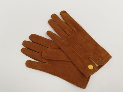 HERMES

Paire de gants en daim marron, boutons...