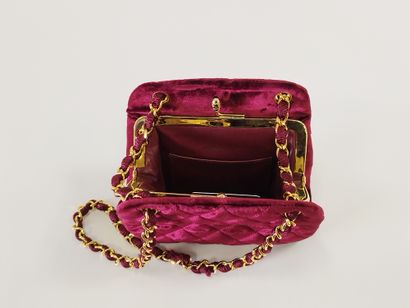 CHANEL

Sac de soirée en velours bordeau

Anse...