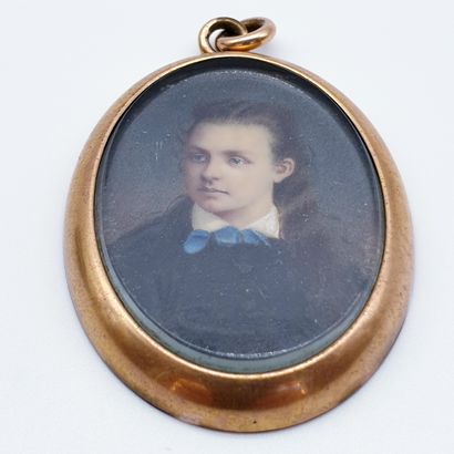 
PENDENTIF ovale représentant une miniature...