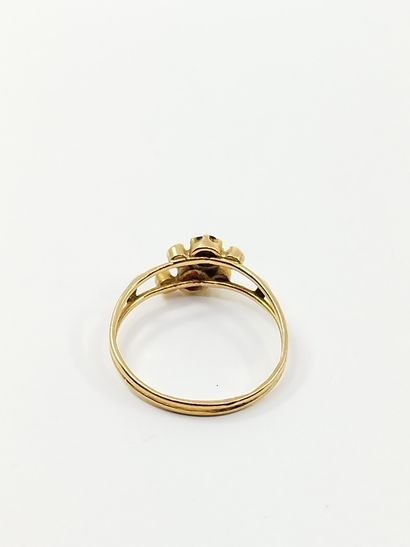 
Yellow gold ring 750° decorated with roses...