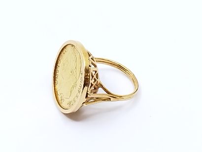 BAGUE en or jaune 750° ornée d'une pièce...
