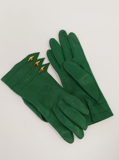 
HERMES




Paire de gants en cuir vert et...