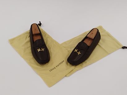 LOUIS VUITTON 

Paire de mocassins en cuir...