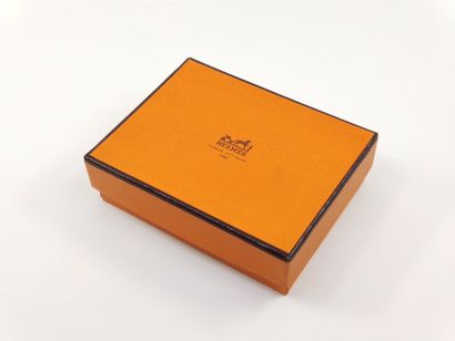 HERMES

Porte-monnaie en cuir vert 

Dans...