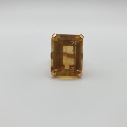 BAGUE en or jaune 750°

Ornée d'une citrine,...
