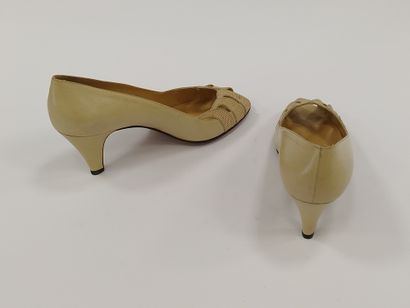 CELINE

Pair of beige leather pumps

Size...