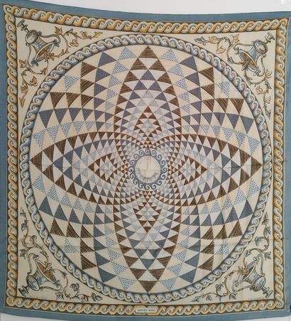 HERMES

Foulard de couleur bleue et beige...