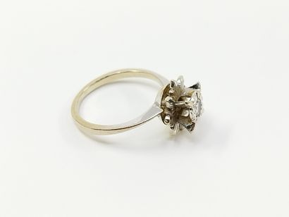 TRAVAIL Français

Bague en or gris 750° ornée...