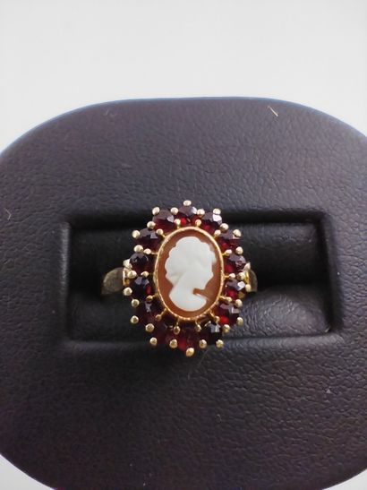 BAGUE en or jaune 750° ornée d'un camée entouré...