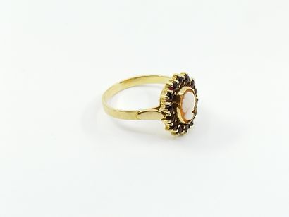 BAGUE en or jaune 750° ornée d'un camée entouré...