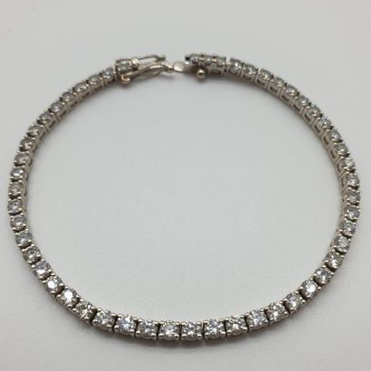 
BRACELET en or gris 750° orné de cinquante-deux...