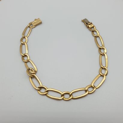 CHAIN in yellow gold 750°. 

A BRACELET in...