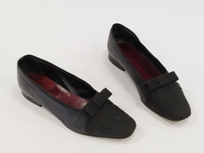 
LARIO




Pair of black leather ballerinas...