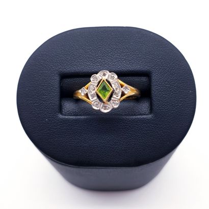 BAGUE en or deux tons 750° ornée d'un péridot...