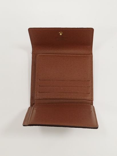 LOUIS VUITTON

Porte-monnaie et porte-cartes...