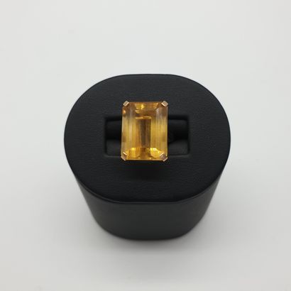 BAGUE en or jaune 750°

Ornée d'une citrine,...