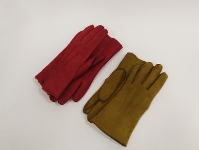 
Deux paires de gants en cuir rouge et vert




Dans...