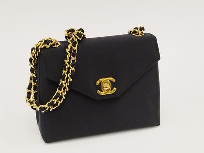 CHANEL

Sac de soirée en tissu noir

Anse...