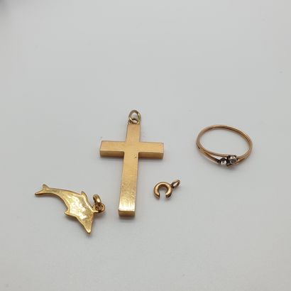 LOT of yellow gold 750° comprising :

PENDANT...