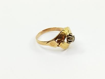 BAGUE en or jaune 750° ornée d'une pierre...