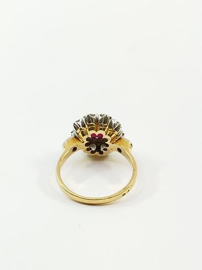 BAGUE en or jaune 750° surmontée d'un rubis...