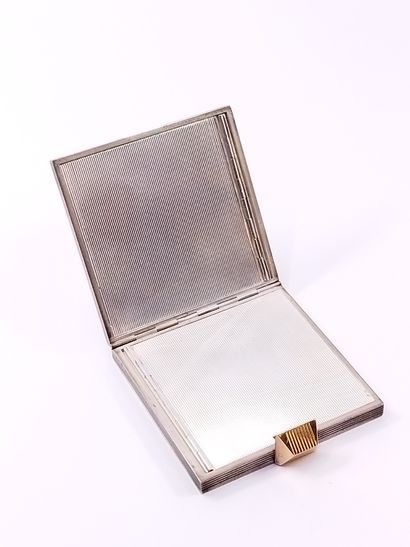 HELLUIN-MATTLINGER pour BOUCHERON .

Poudrier...