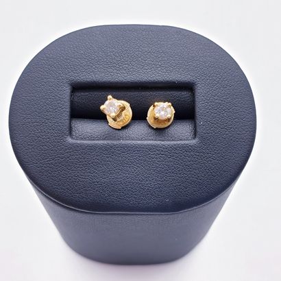 PARURE comprenant une paire de boutons d'oreilles...