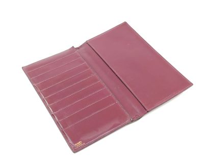 HERMES

Porte-carte en cuir bordeaux

Dans...