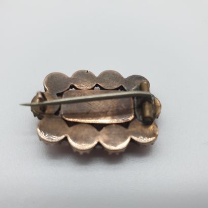 BROCHE ornée de dix perles corail, et de...