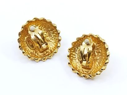 CHANEL

Paire de boucles d'oreilles en métal...