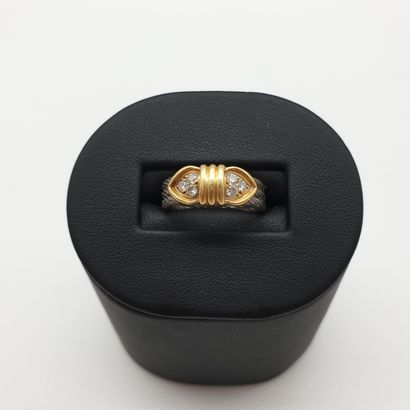 FRED Forçe 10

Bague en or et acier ornée...
