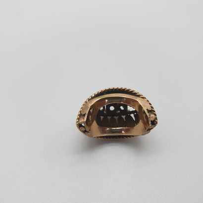 Lot de débris d'or comprenant :

- broche...