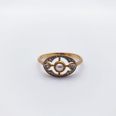 BAGUE en or deux tons 750° orné d'une perle...