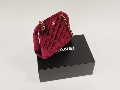CHANEL

Sac de soirée en velours bordeau

Anse...