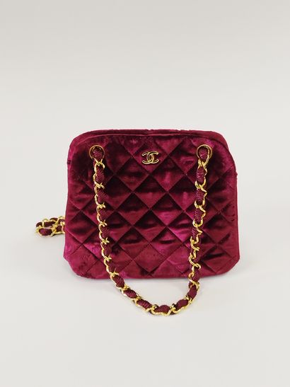 CHANEL

Sac de soirée en velours bordeau

Anse...
