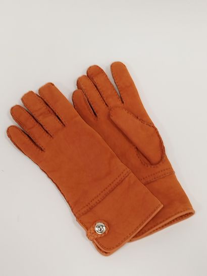 HERMES

Paire de gants en suédine orange,...