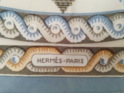 HERMES

Foulard de couleur bleue et beige...