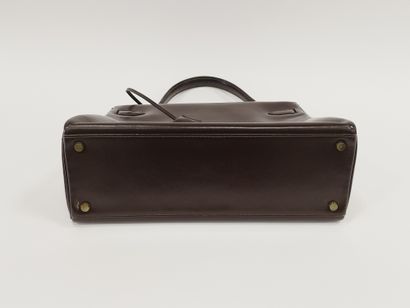 HERMES Kelly 32

Sac à main en cuir marron

Garnitures...